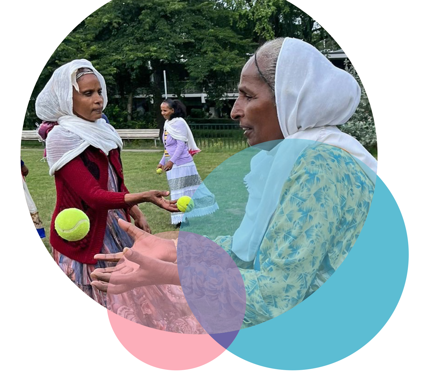Twee vrouwen spelen samen met tennisballen, met decoratieve cirkels
