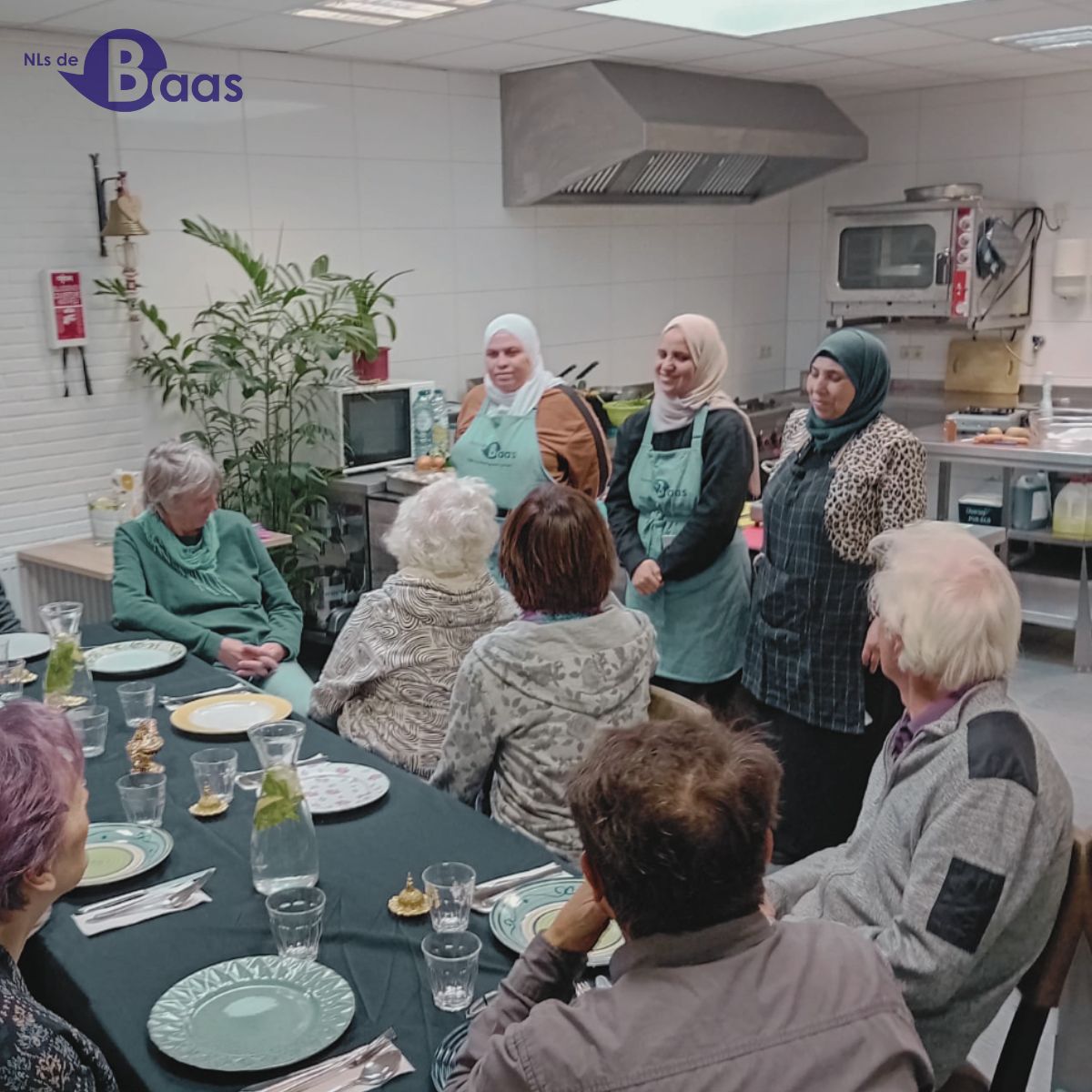 Vrouwen koken samen in de keuken en serveren een maaltijd aan ouderen uit de buurt Hatert