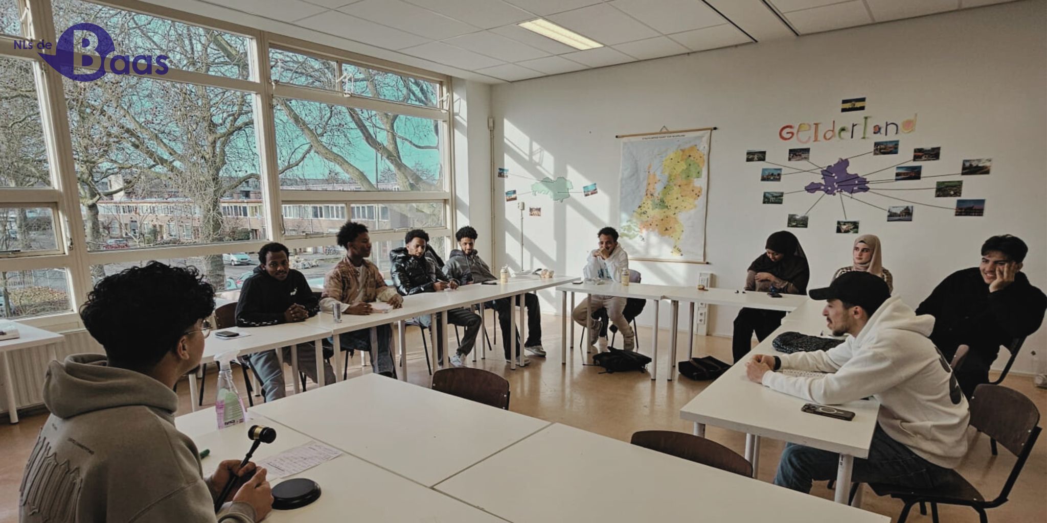 Deelnemers doen samen mee aan een activiteit buiten de gewone taalles